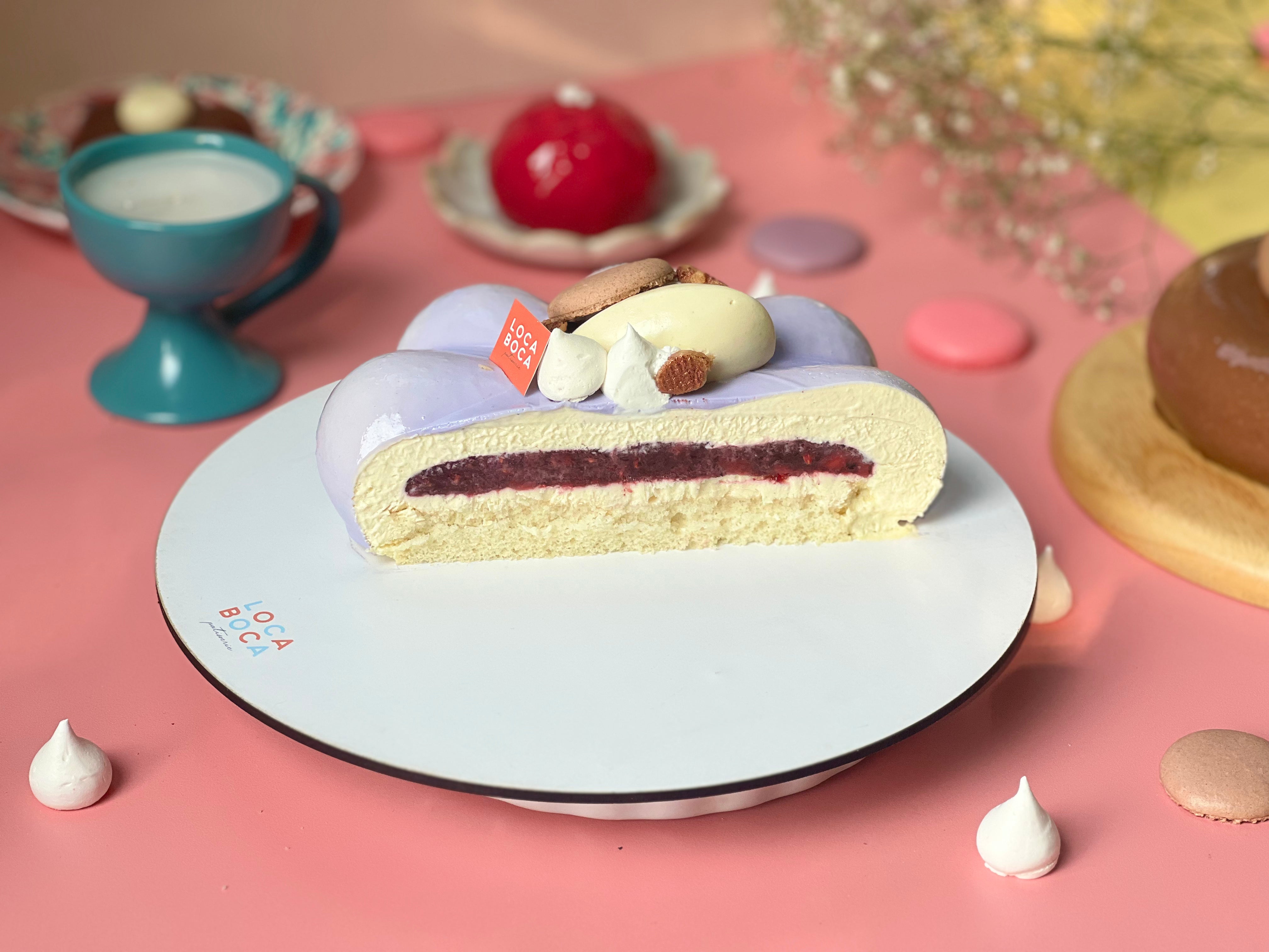 Vanilla, raspberry, blueberry and strawberry entremet ( 900 grams ...